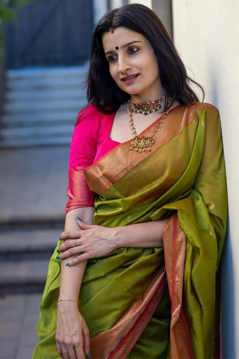 Exquisite Green Soft Silk Saree With Lissome Blouse Piece