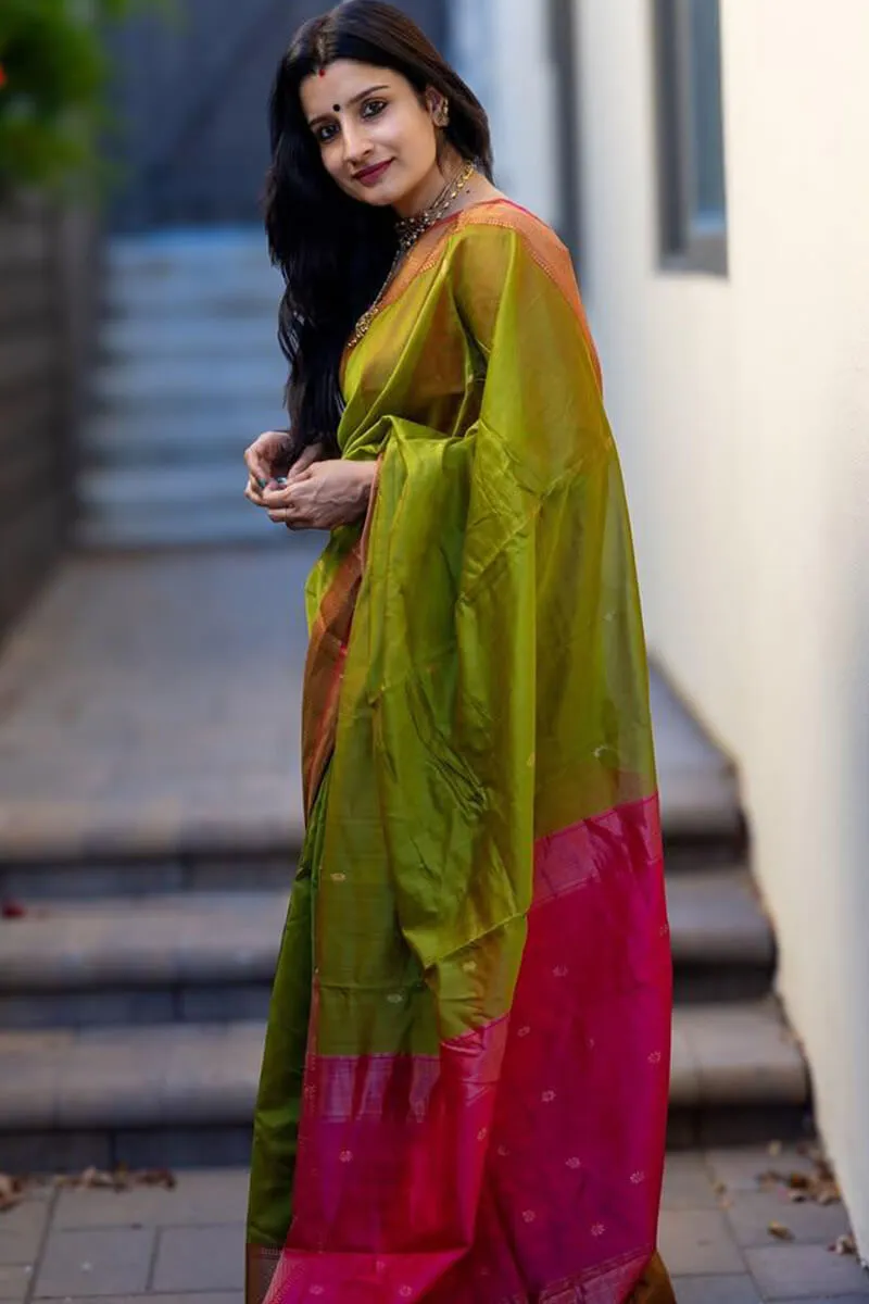 Exquisite Green Soft Silk Saree With Lissome Blouse Piece