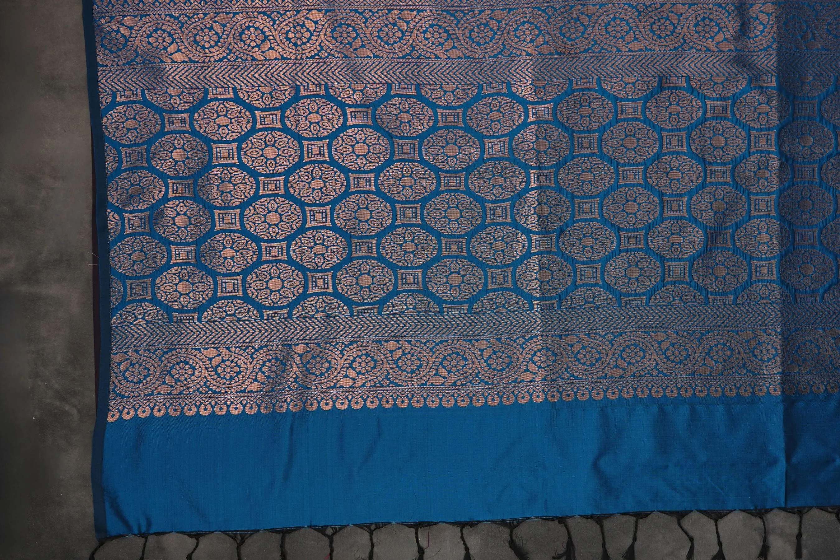 Handwoven Kanchipuram Blended Silk Saree: Traditional and Elegant