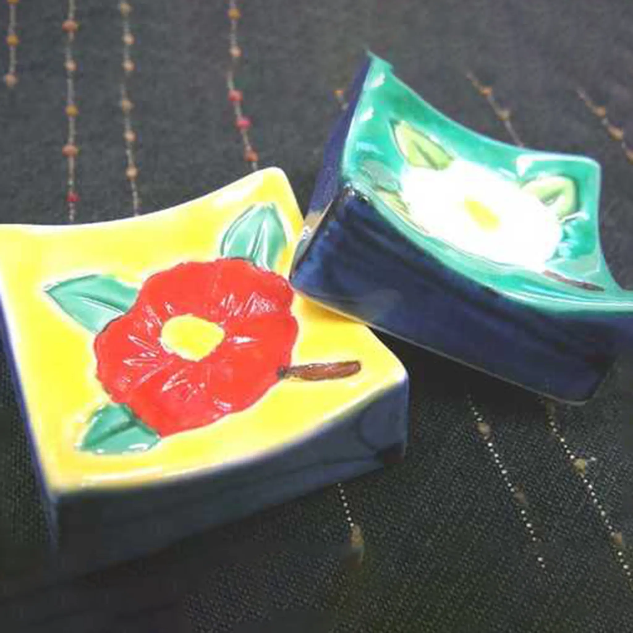 【HASHIKYU】Chopstick Rest "Camellia japonica" -交趾椿角箸置き-